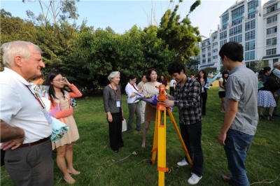 工程专业学生实训课吸引美国北卡州考察团驻足观摩