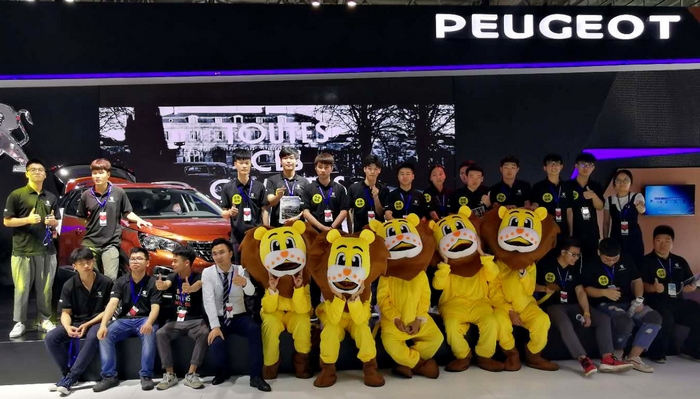 学生实习参加福州第31届海峡国际汽车展览会 (复制).jpg