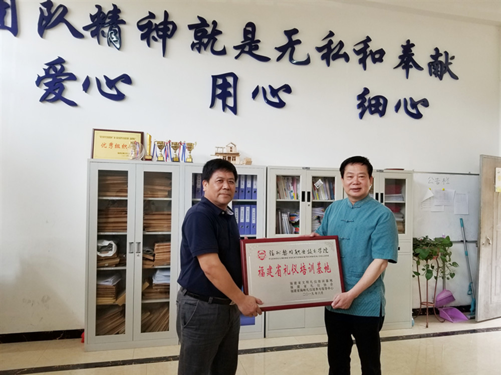 1561441423351139.jpg 授牌.jpg